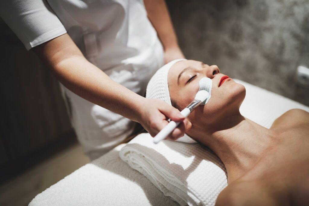 masseur applying face mask 39W8HGL min | lacabeautyhome